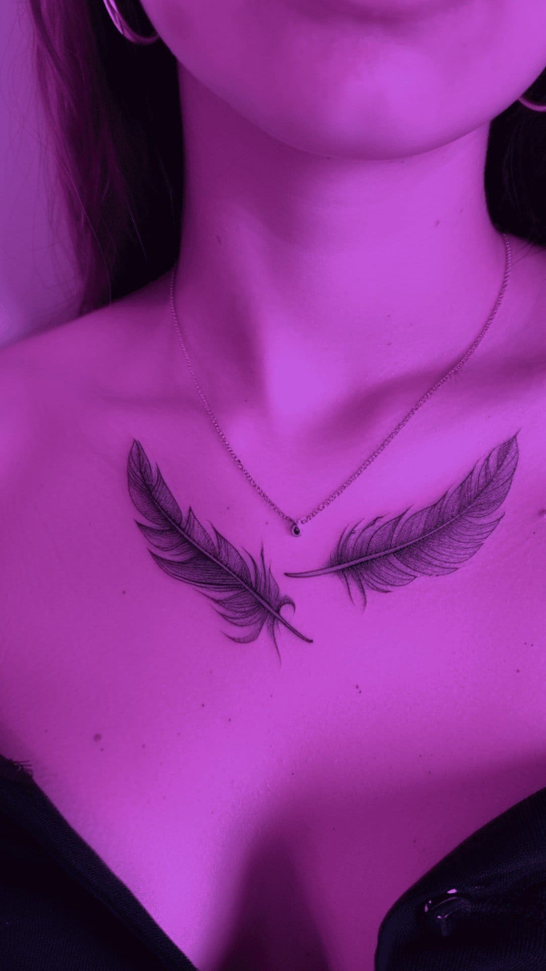 Tiny feather tattoo under collarbone looks gentle and sophisticated.